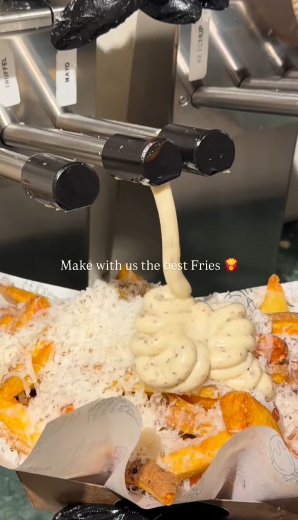 트러플 마요 소스가 감자튀김 위로 흘러내리는 씨즐샷